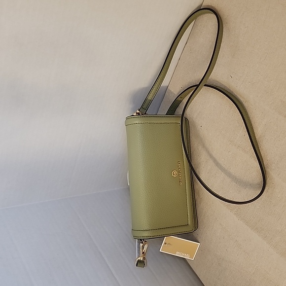 Michael Michael Kors Jet Set crossbody bag with gold-tone Hardware - Picture 7 of 8